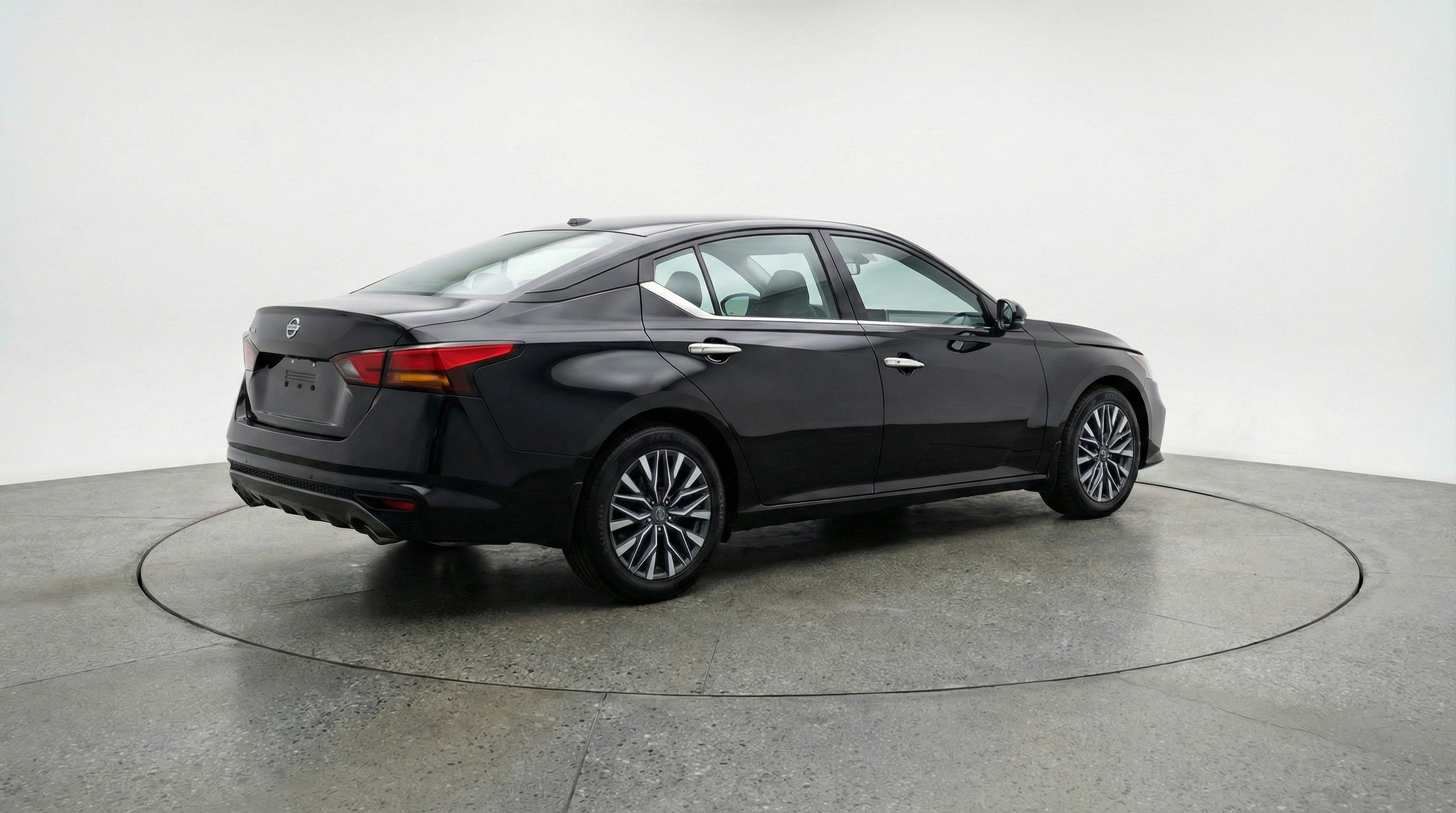Used 2025 Nissan Altima 2.5 SV image 9