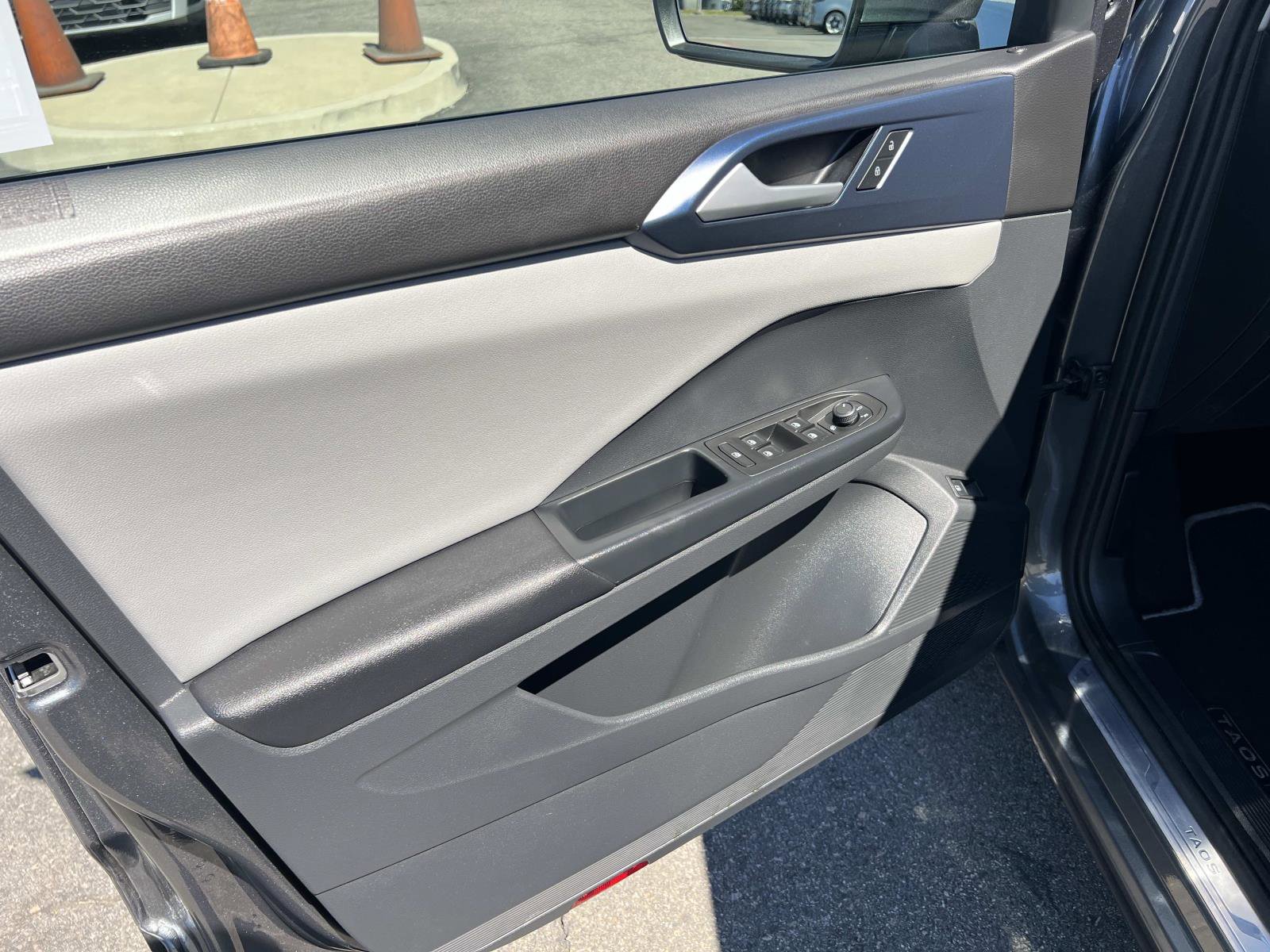 Certified 2023 Volkswagen Taos SE w/ Panoramic Sunroof Package image 6