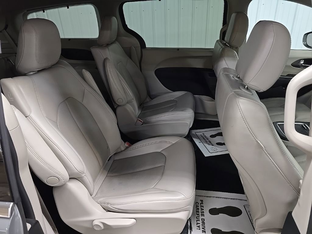 Used 2021 Chrysler Pacifica Touring-L image 17