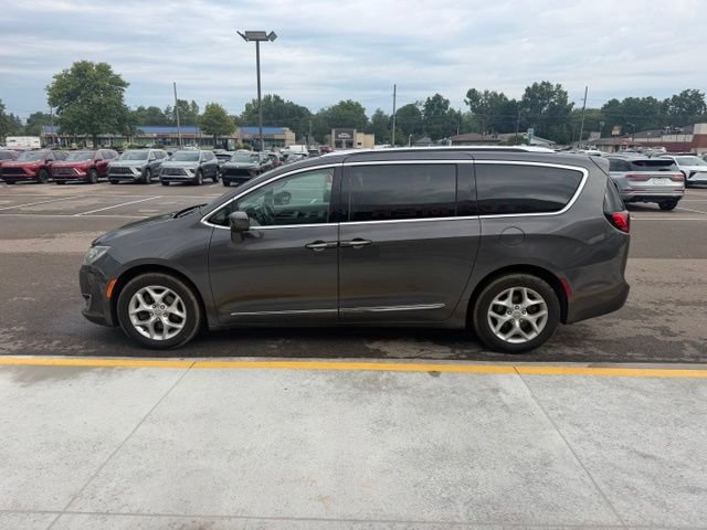 Used 2017 Chrysler Pacifica Touring-L Plus w/ Tire & Wheel Group FWD image 10