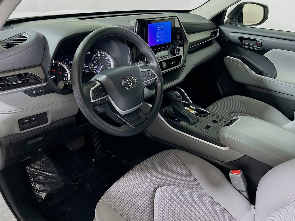 Used 2023 Toyota Highlander L image 10