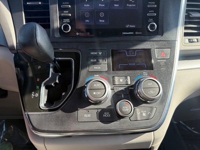 Used 2019 Toyota Sienna LE w/ Carpet Mat Package image 22