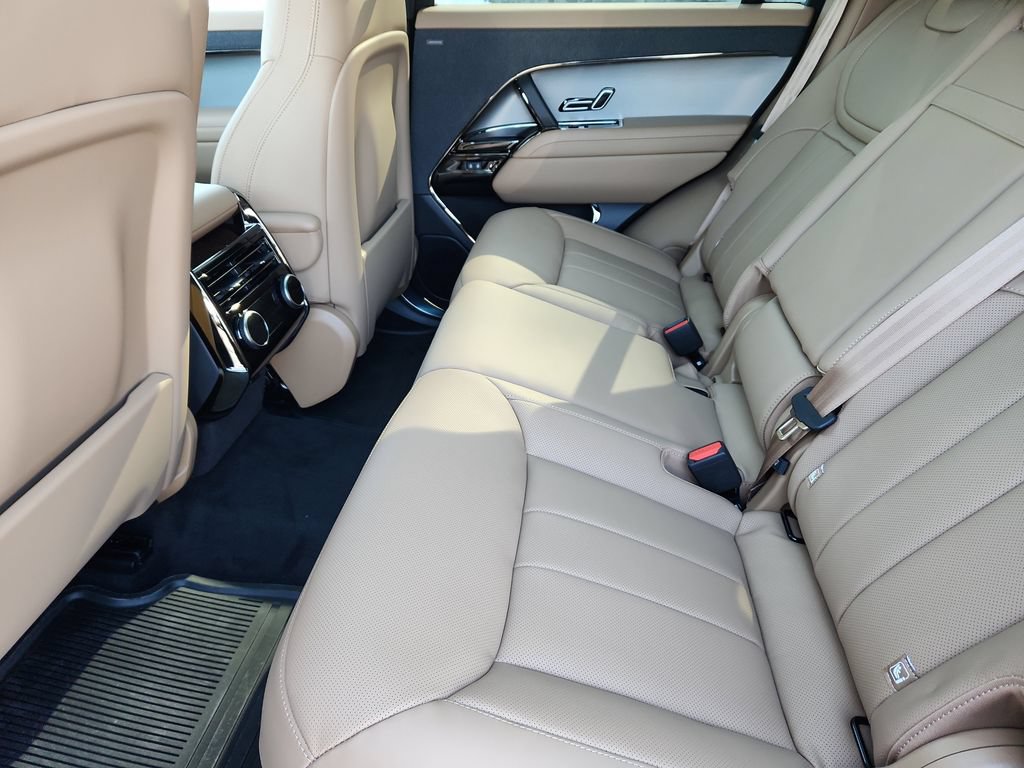Used 2026 Land Rover Range Rover Sport SE AWD/4WD image 5