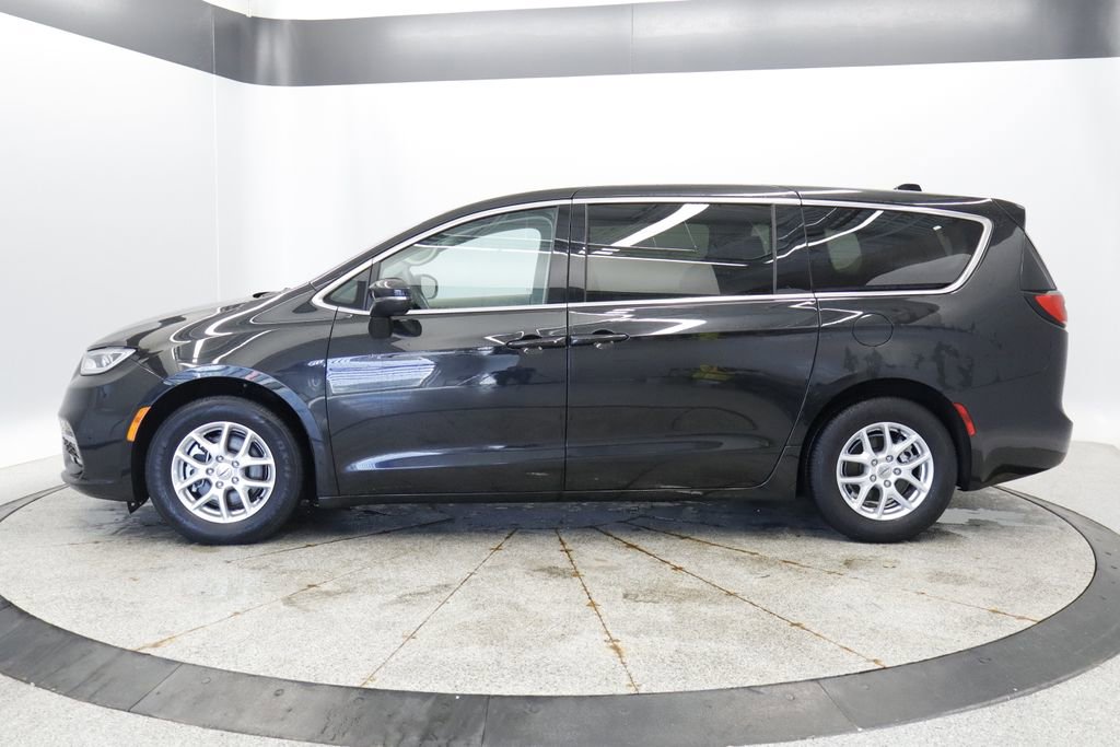 Certified 2023 Chrysler Pacifica Touring-L FWD image 2