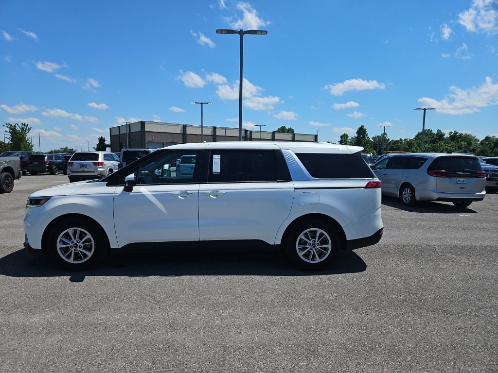 Used 2024 Kia Carnival LX FWD image 4