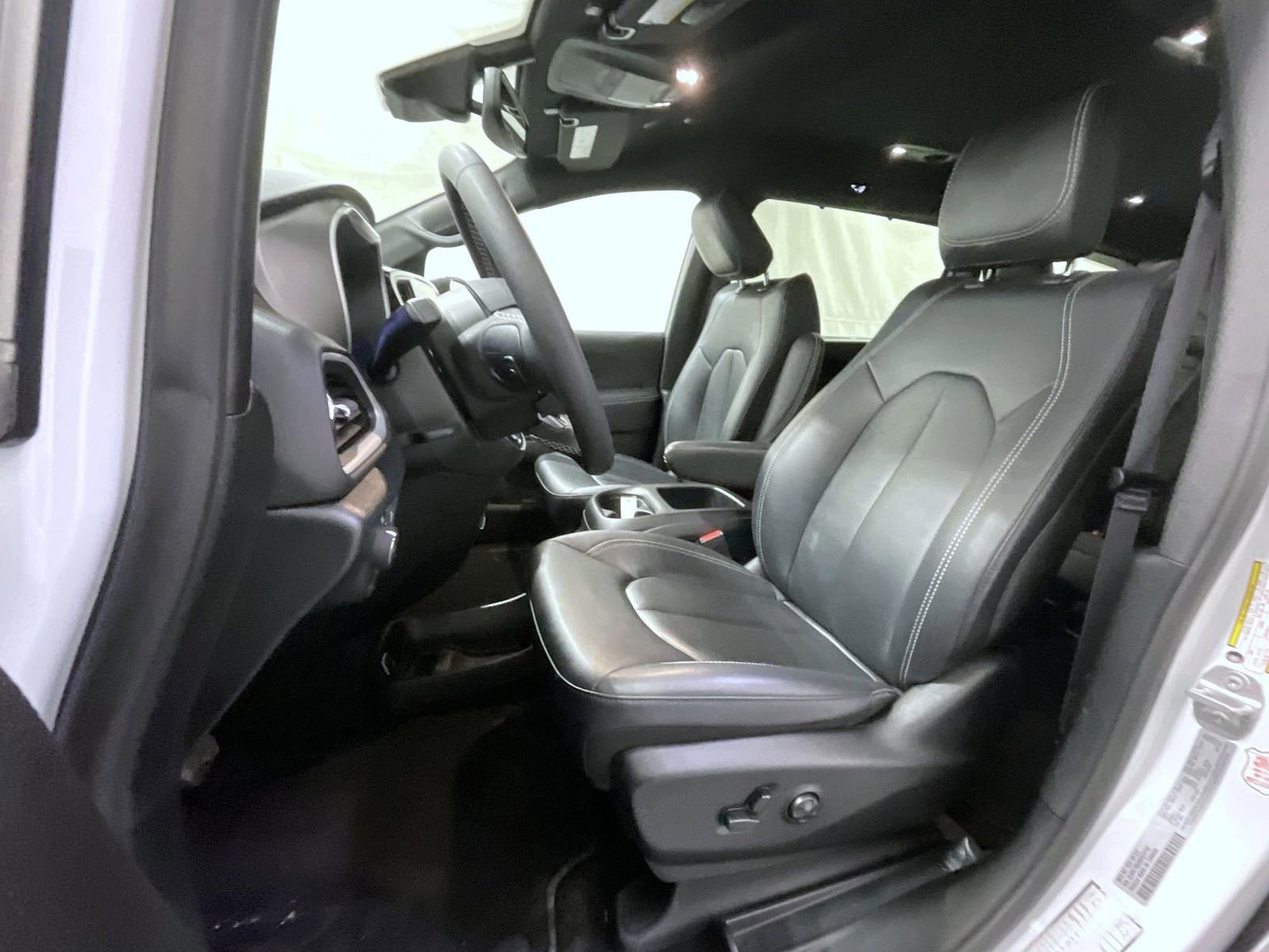 Used 2025 Chrysler Pacifica Select image 11