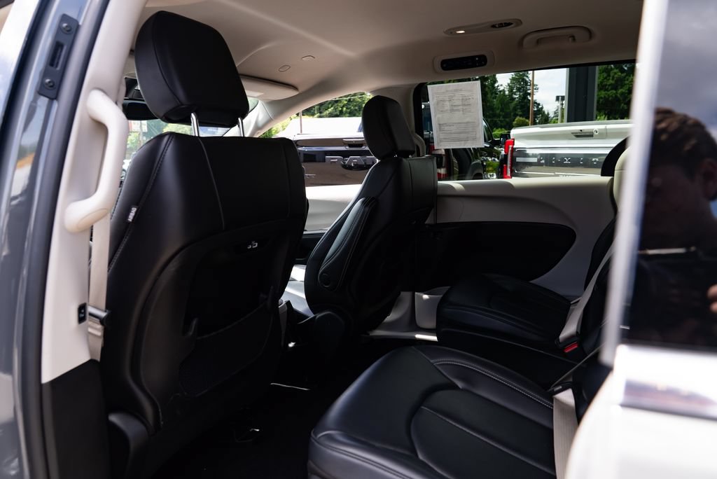 Used 2023 Chrysler Pacifica Touring-L FWD image 20