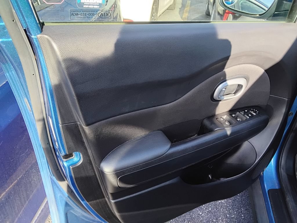 Used 2016 Kia Soul + w/ Designer's Package FWD image 9