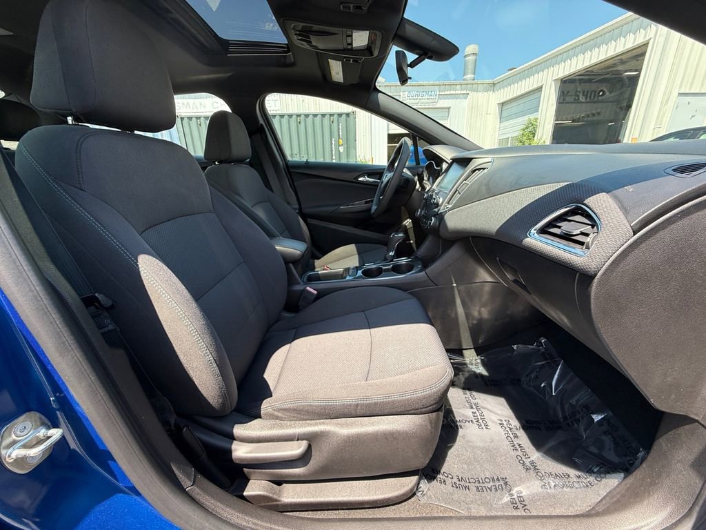 Used 2018 Chevrolet Cruze LT w/ Sun And Sound Package FWD image 25