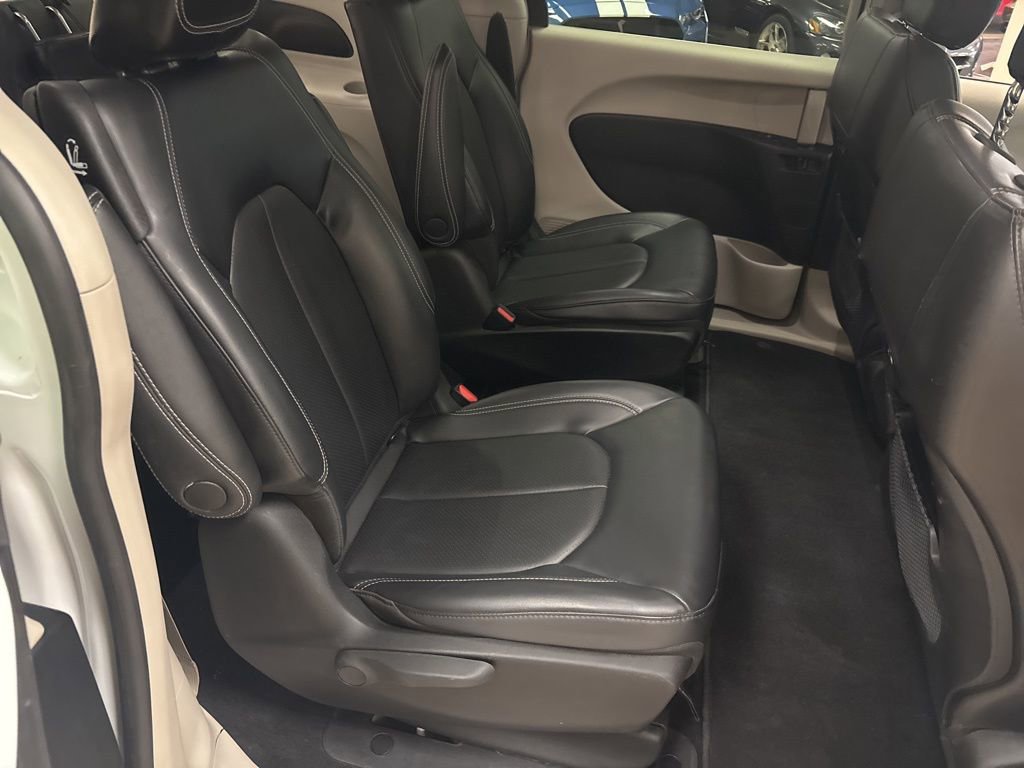 Used 2023 Chrysler Pacifica Touring-L image 32
