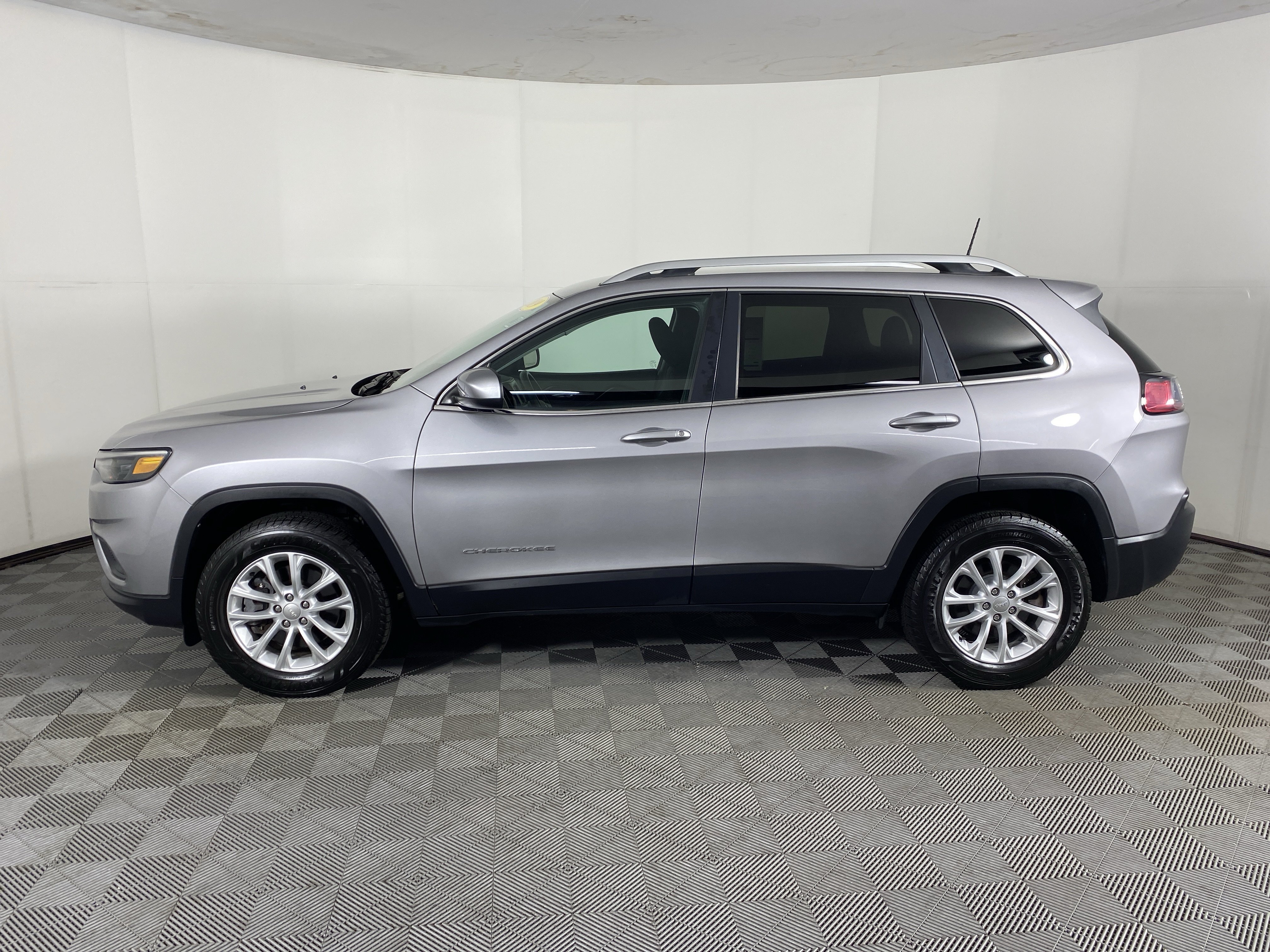 Used 2019 Jeep Cherokee Latitude w/ Popular Appearance Group AWD/4WD image 9
