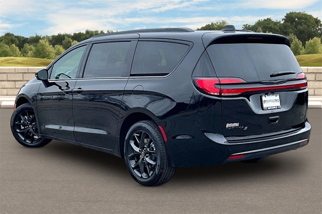 New 2026 Chrysler Pacifica Select image 3