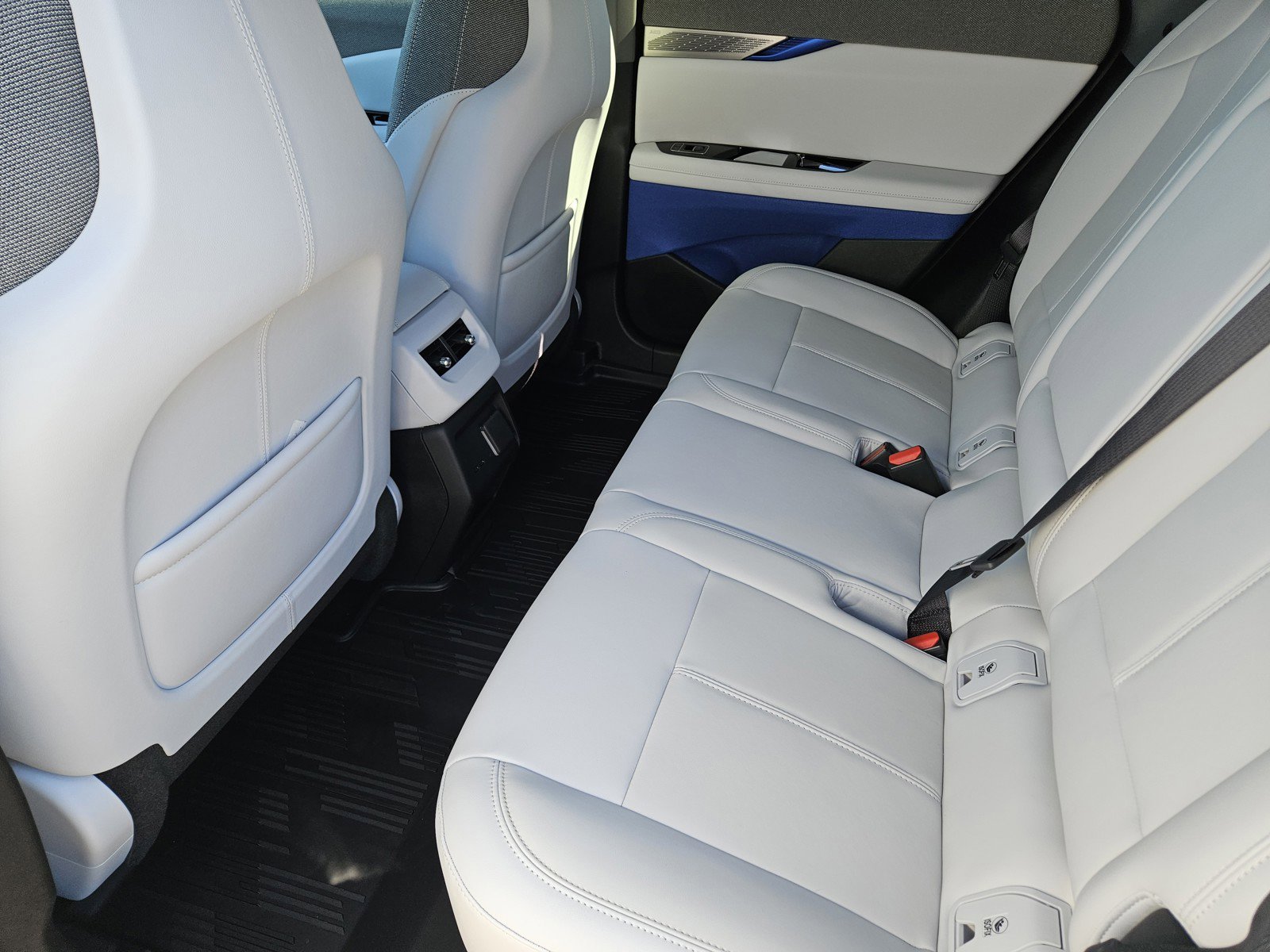 New 2026 Cadillac Optiq Luxury 1 w/ LPO, Floor Liner Package AWD/4WD image 20