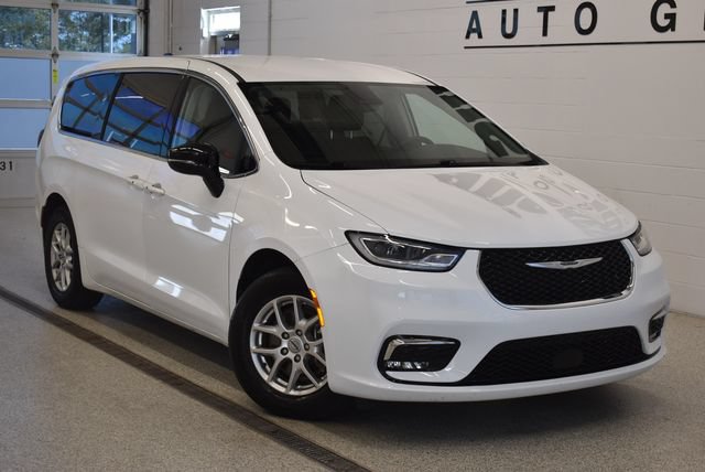 Used 2024 Chrysler Pacifica Touring-L FWD image 1