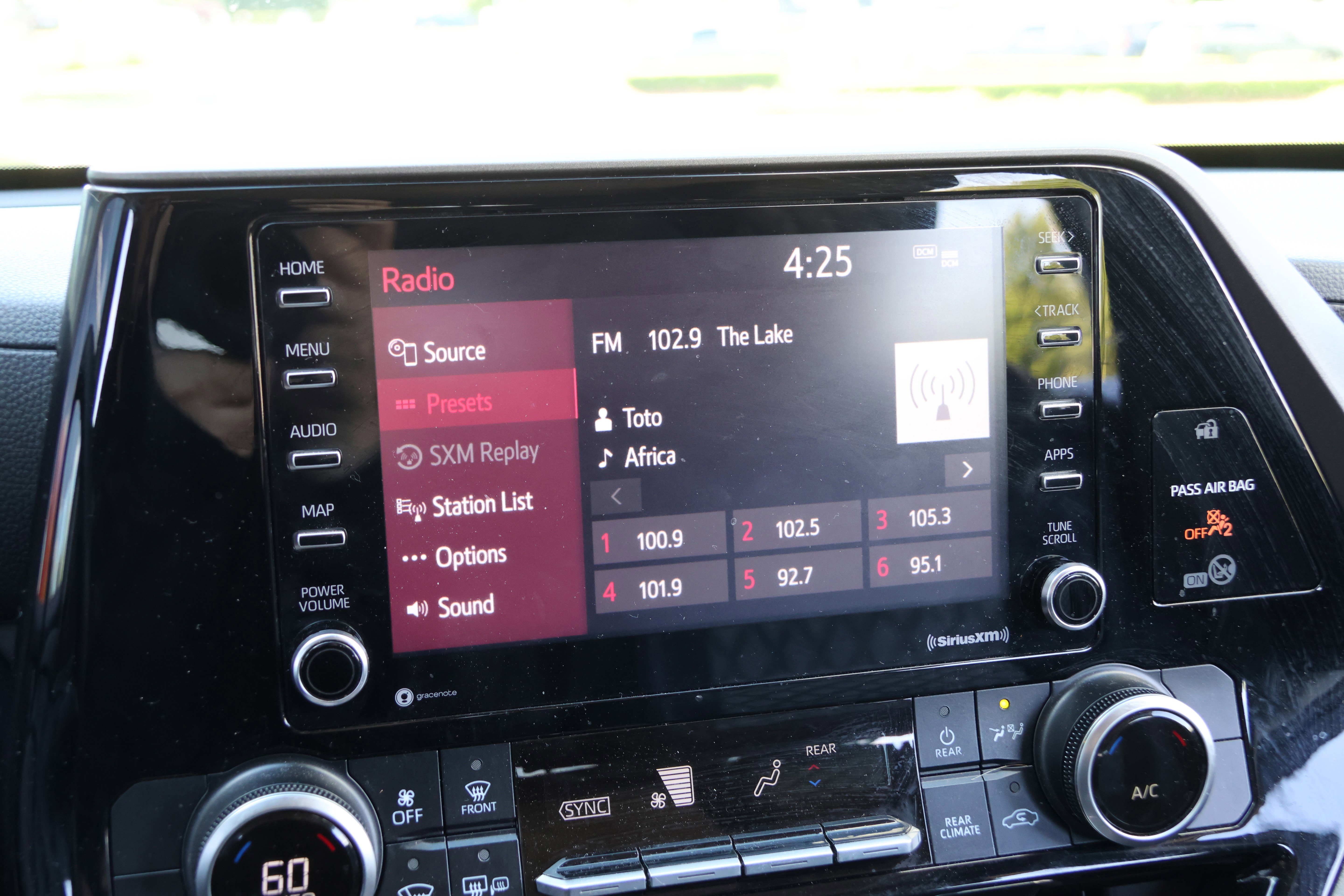 Used 2020 Toyota Highlander L FWD image 18