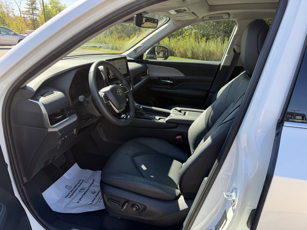 Certified 2025 Toyota Grand Highlander AWD image 11