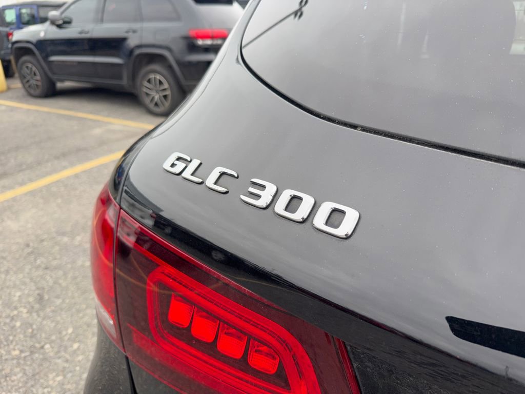 Used 2021 Mercedes-Benz GLC 300 4MATIC w/ AMG Line image 8