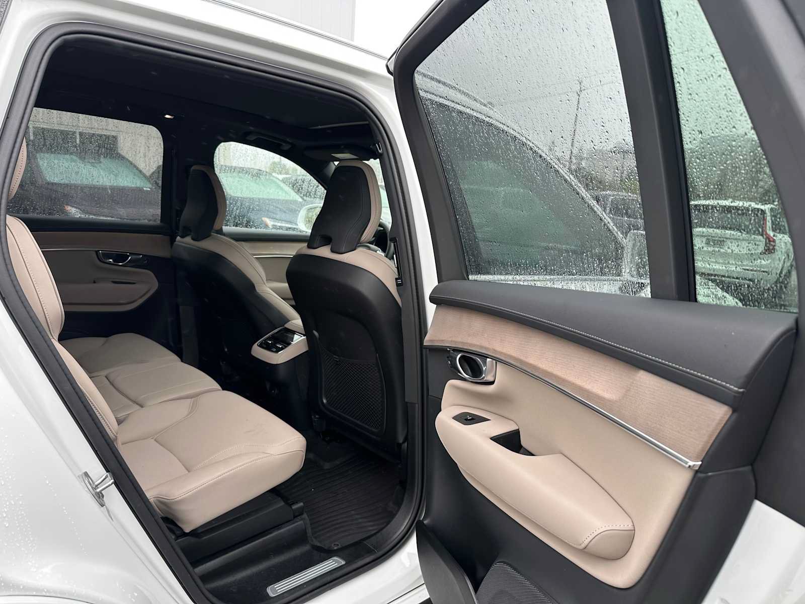 Used 2025 Volvo XC90 B6 Plus w/ Protection Package Premier AWD/4WD image 13