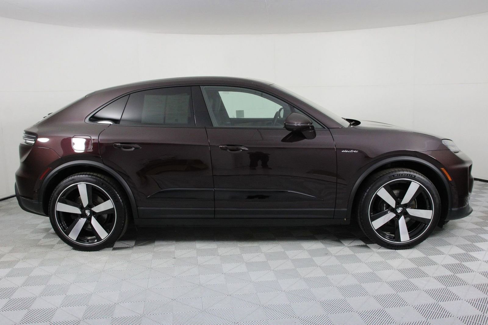 Certified 2025 Porsche Macan Electric RWD image 8