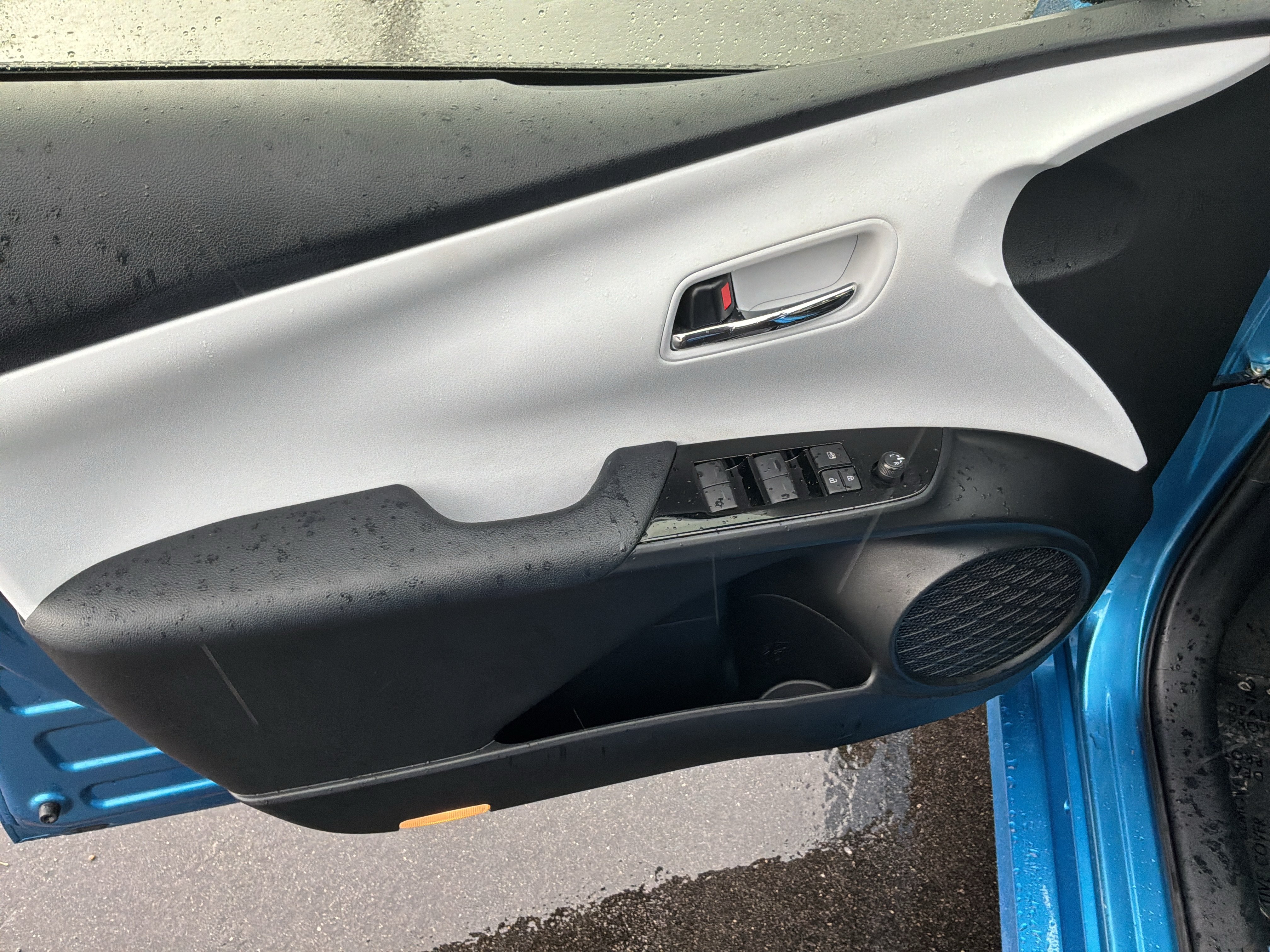 Used 2020 Toyota Prius LE AWD/4WD image 15