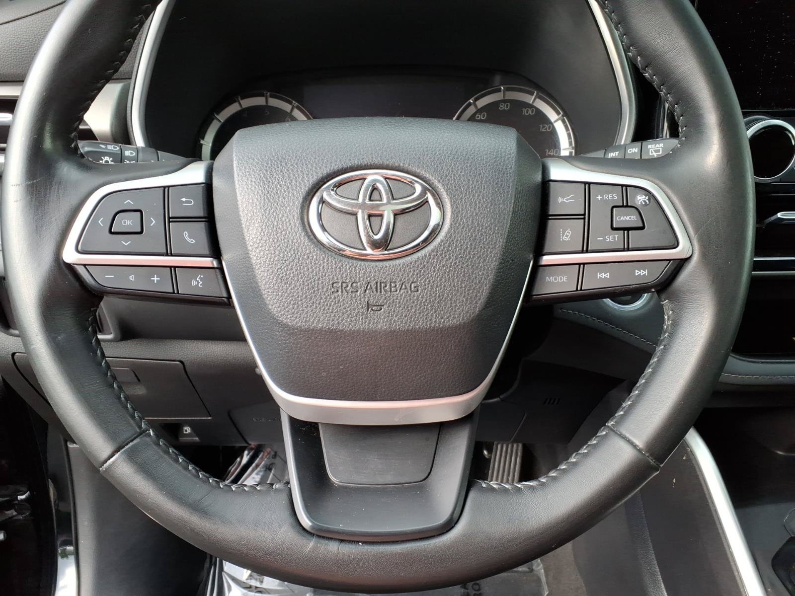 Used 2023 Toyota Highlander XLE AWD/4WD image 11