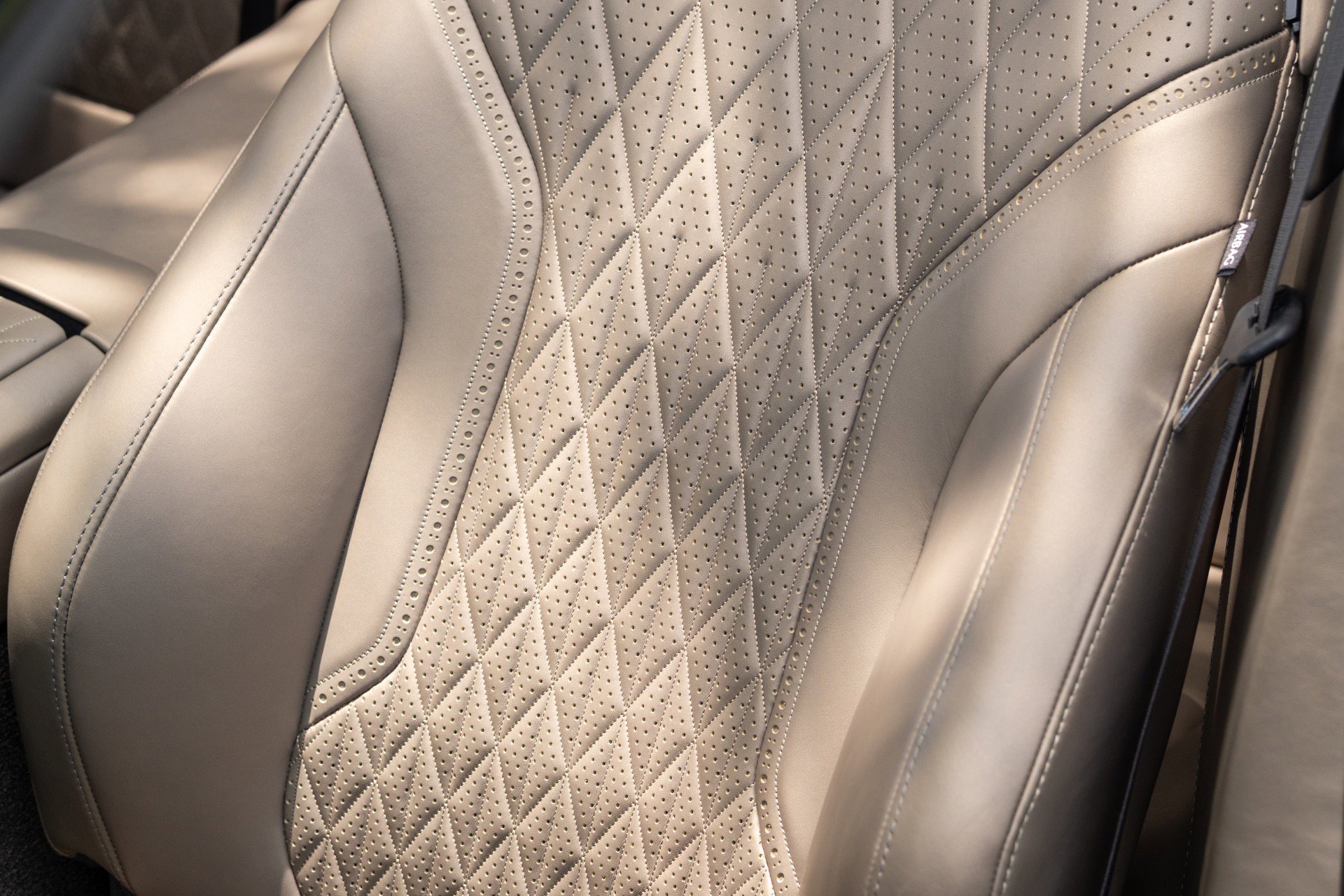 Used 2024 Aston Martin DB12 Convertible RWD image 39