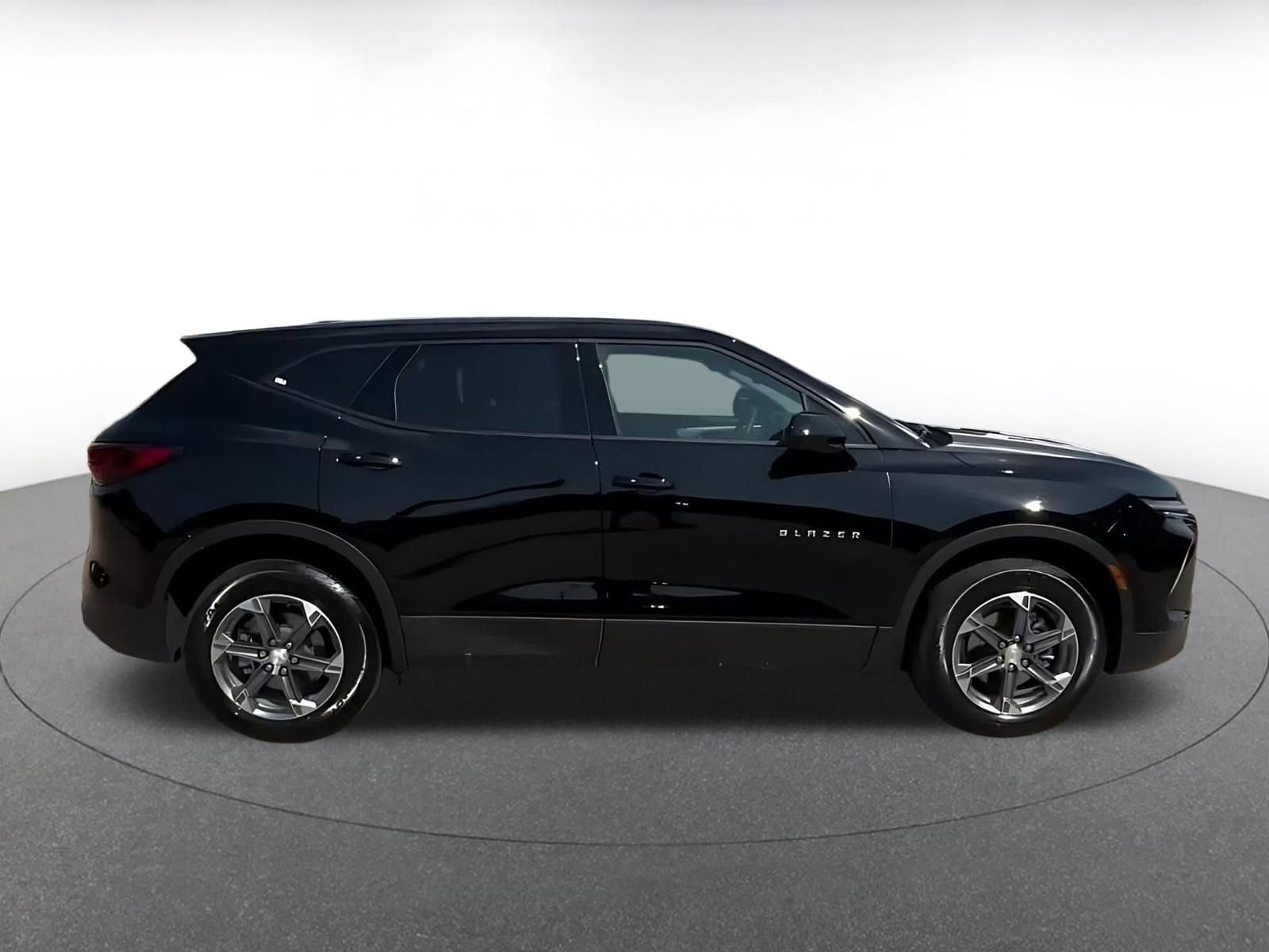 Used 2025 Chevrolet Blazer LT FWD image 9