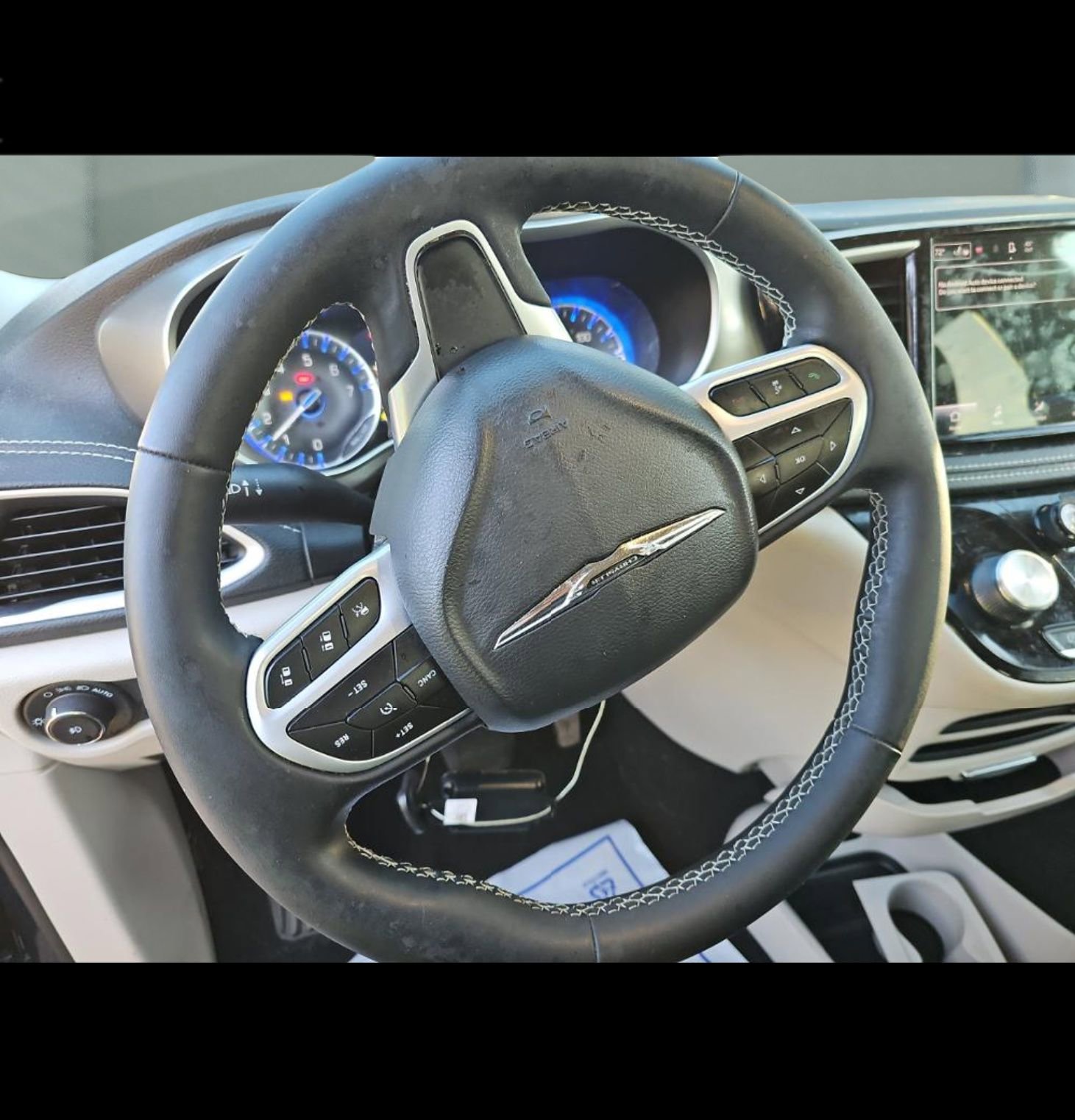 Used 2023 Chrysler Pacifica Touring-L image 12