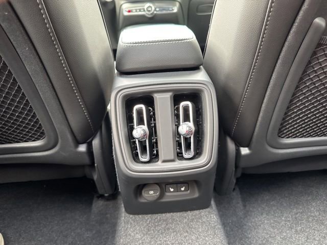 Certified 2025 Volvo XC40 B5 Plus AWD/4WD image 17