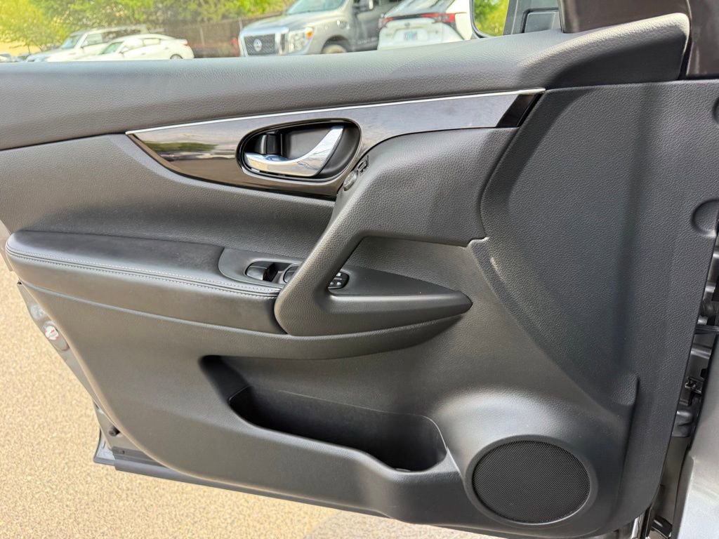 Used 2017 Nissan Rogue Sport SL w/ SL Premium Package AWD/4WD image 19