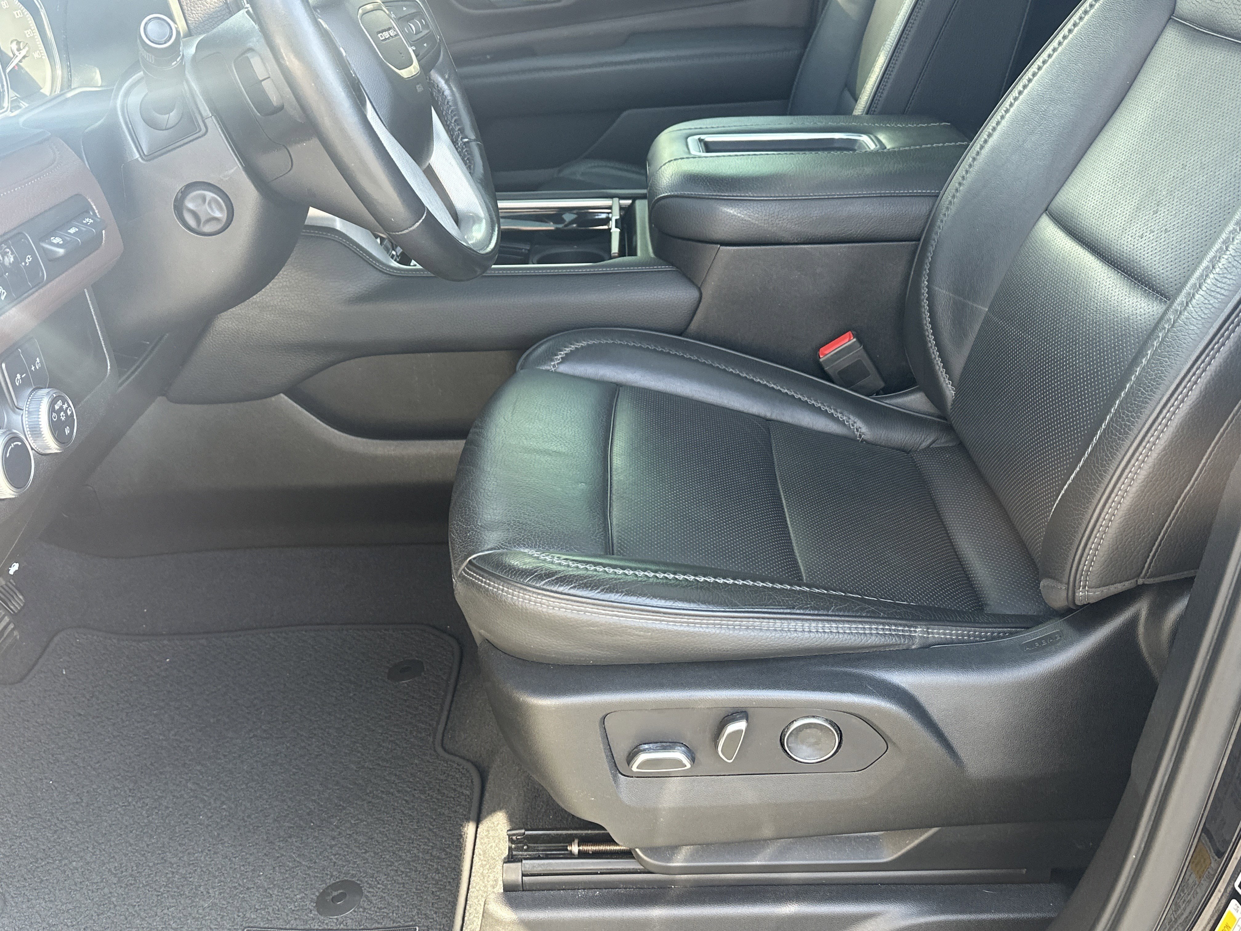 Certified 2021 GMC Yukon Denali w/ Denali Premium Package AWD/4WD image 8