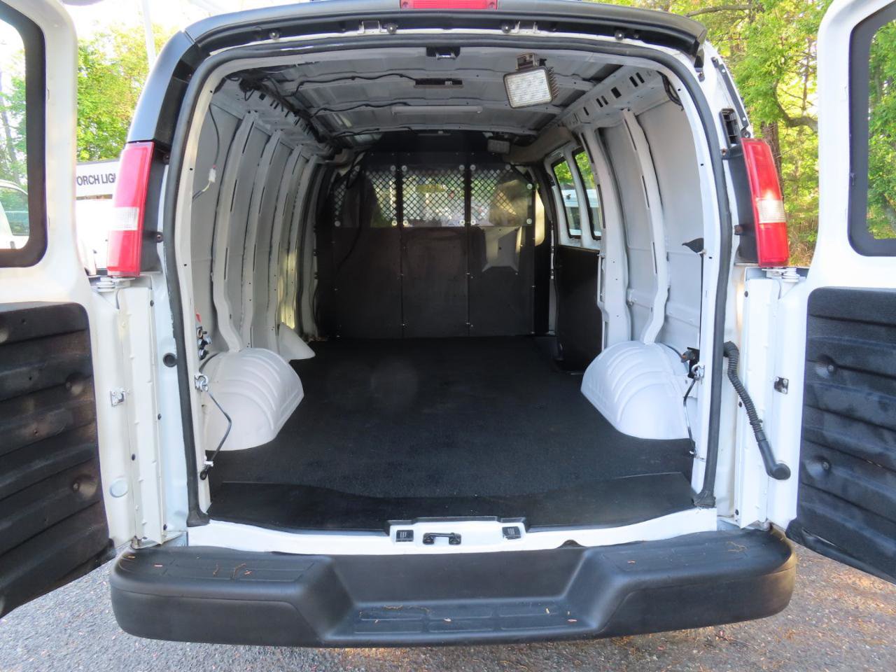 Used 2017 Chevrolet Express 2500 RWD image 8