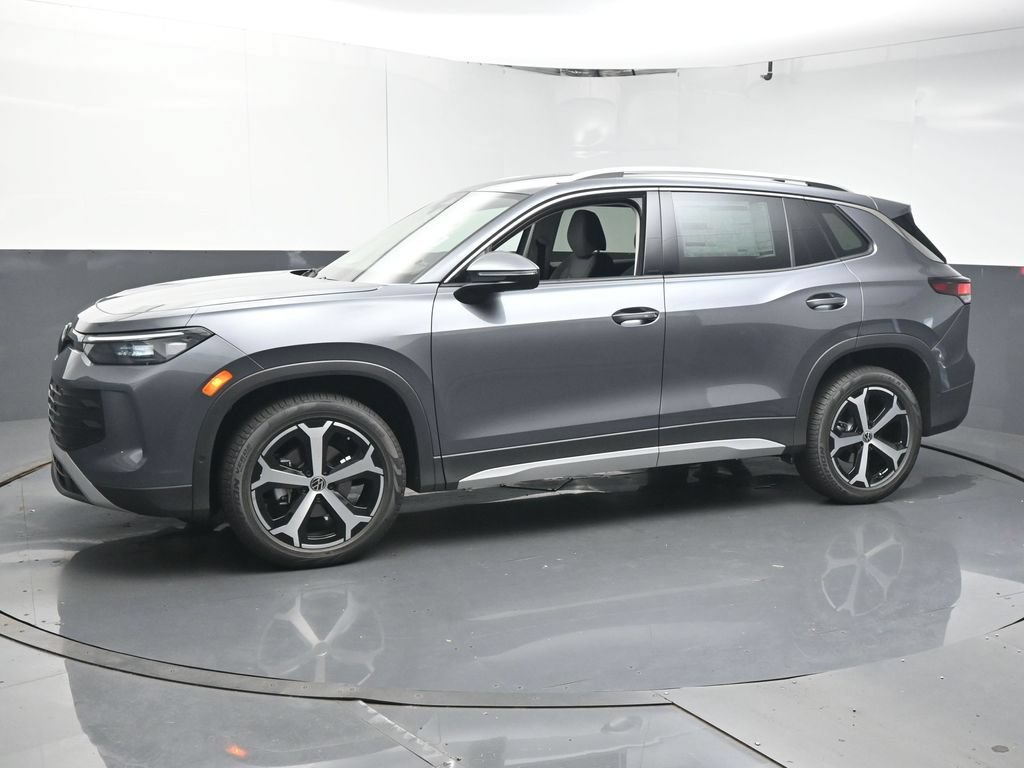 Used 2025 Volkswagen Tiguan SE FWD image 4