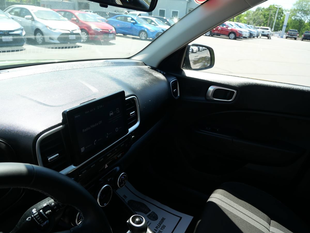 Used 2024 Hyundai Venue SEL FWD image 13