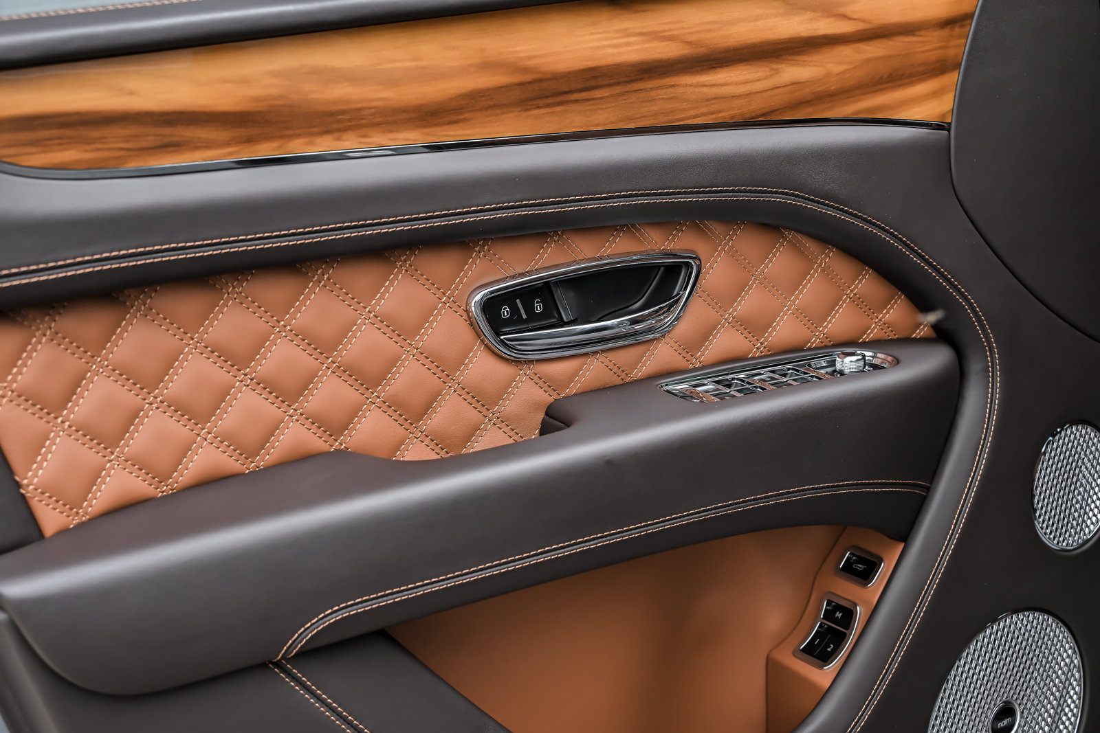 Used 2022 Bentley Bentayga AWD/4WD image 16