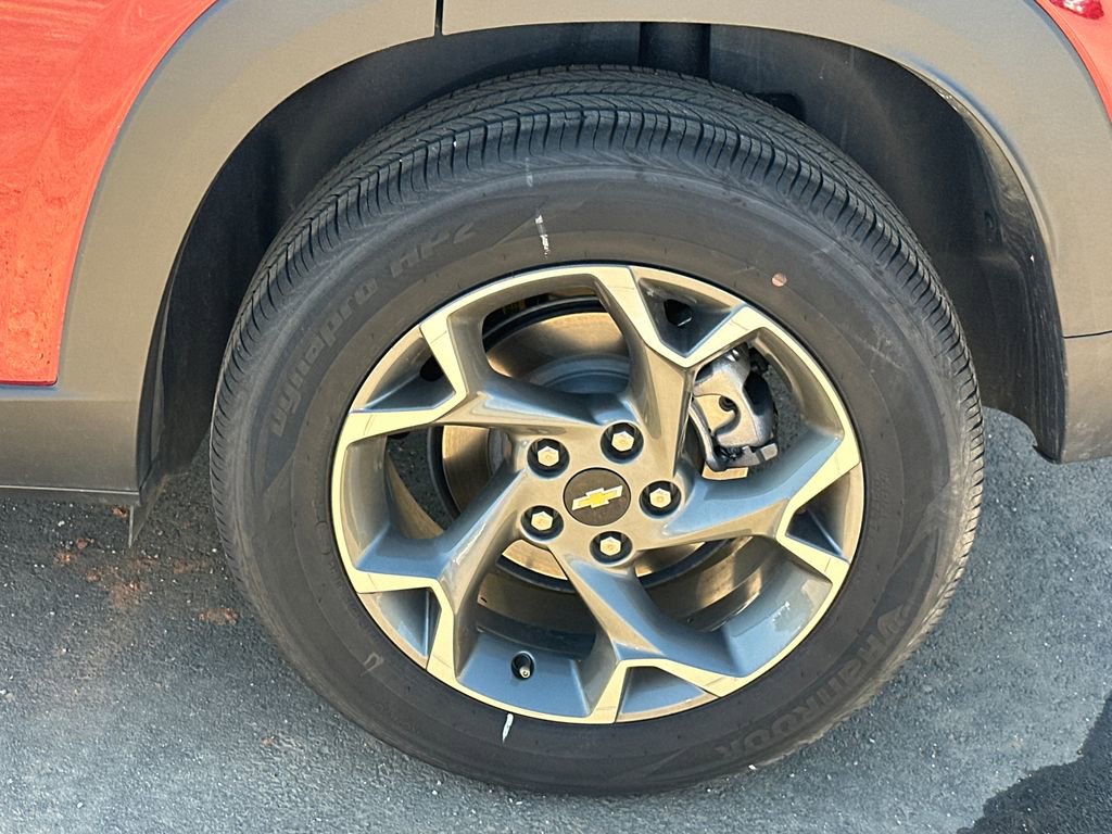 Used 2025 Chevrolet Trax LT w/ LT Convenience Package image 19