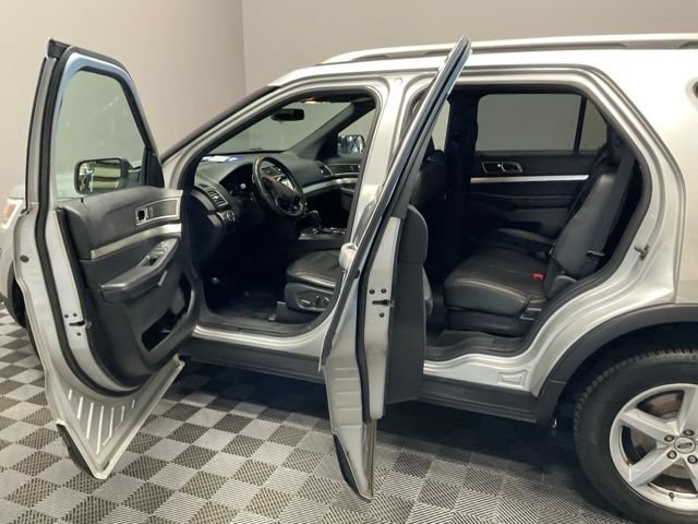Used 2017 Ford Explorer XLT w/ Equipment Group 202A AWD/4WD image 12