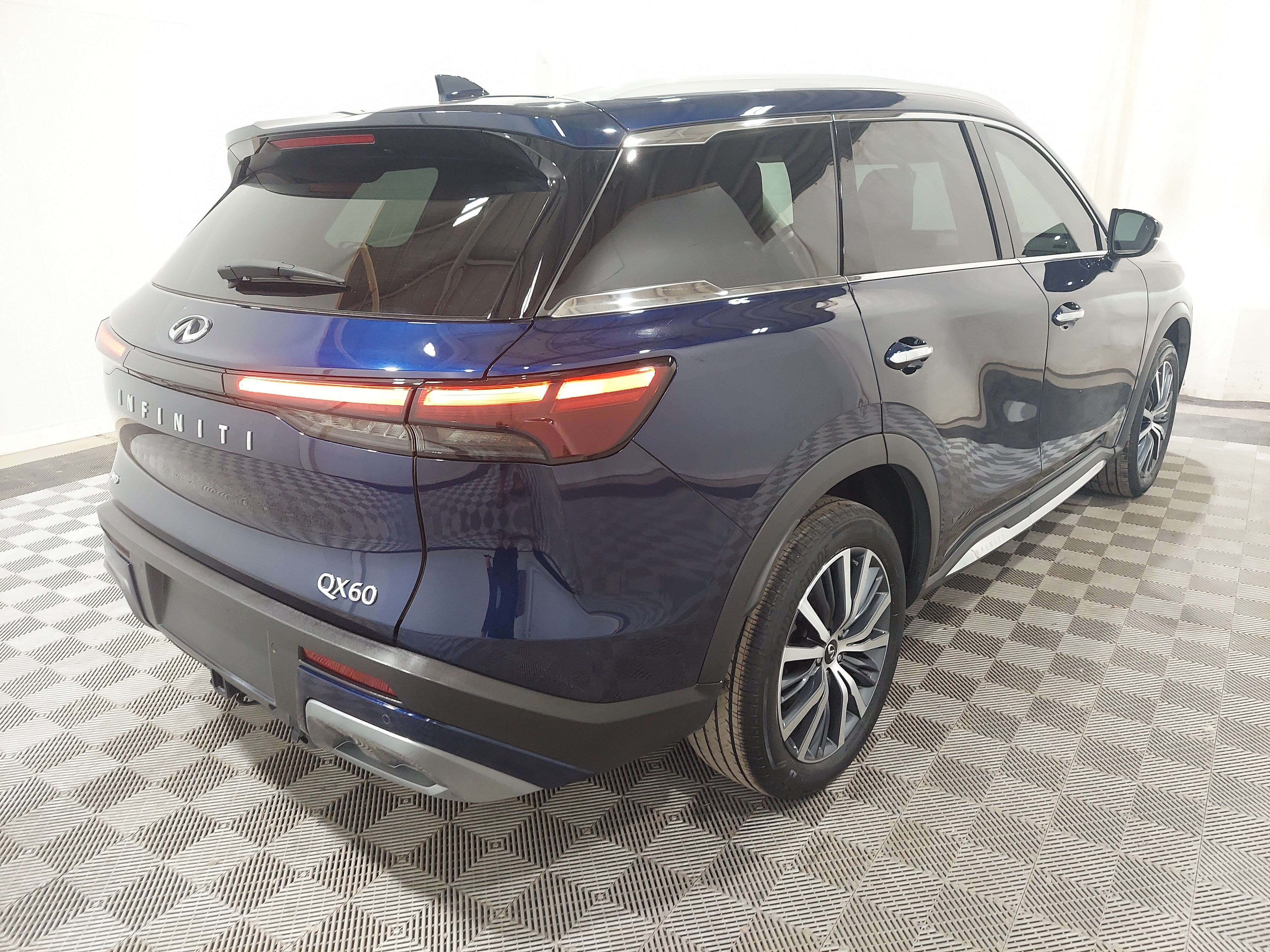 Used 2024 INFINITI QX60 Sensory AWD/4WD image 3