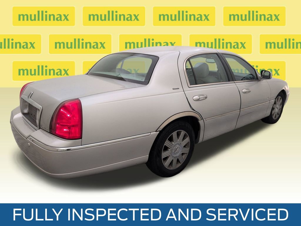 Used 2004 Lincoln Town Car Ultimate image 3