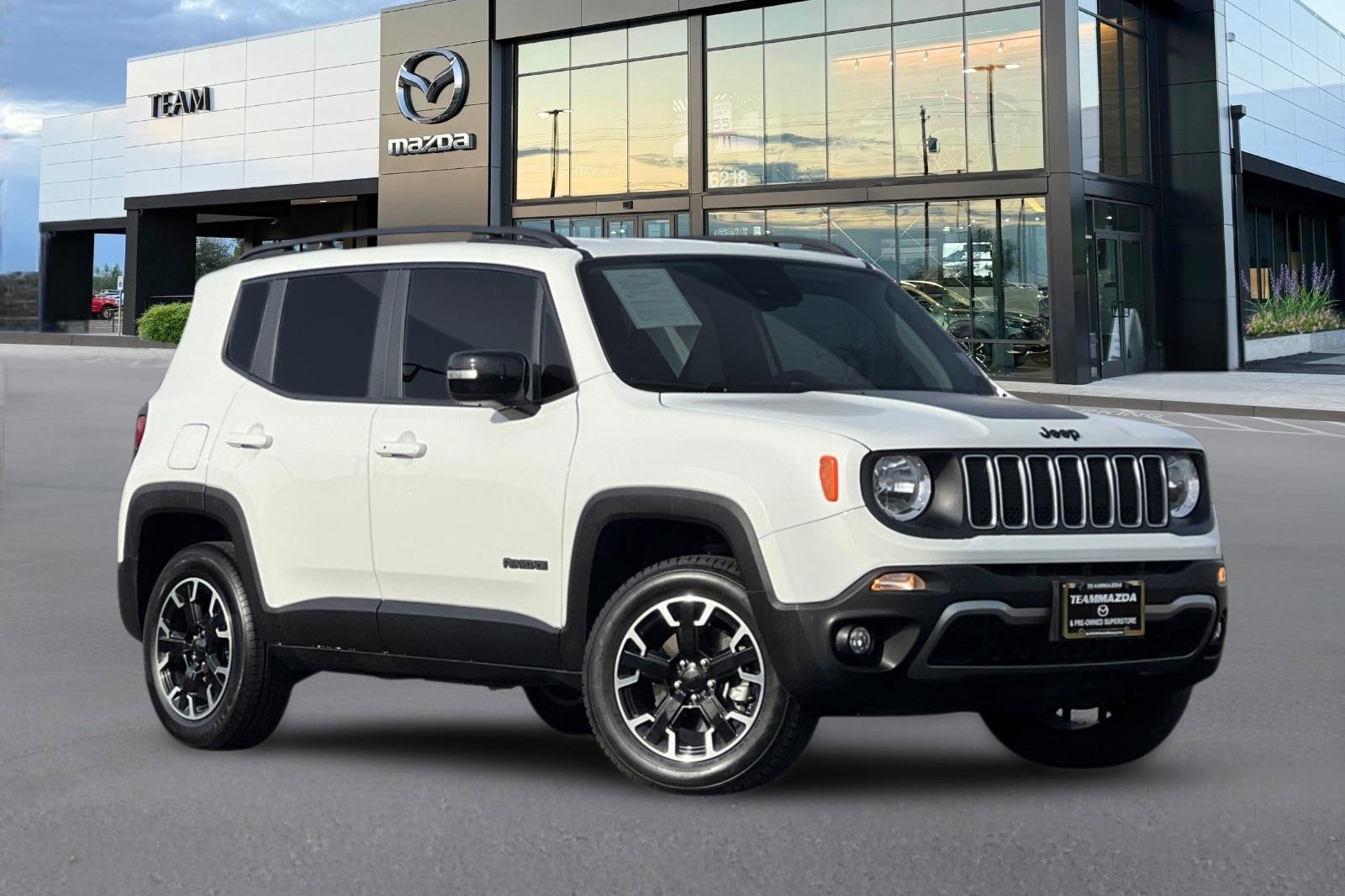Used 2023 Jeep Renegade Latitude image 2