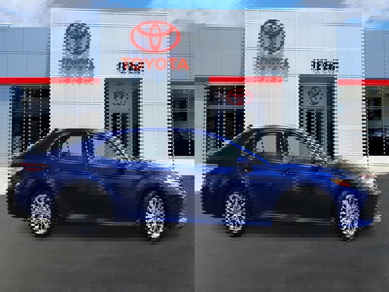 Used 2018 Toyota Camry XLE w/ Audio Package FWD image 3