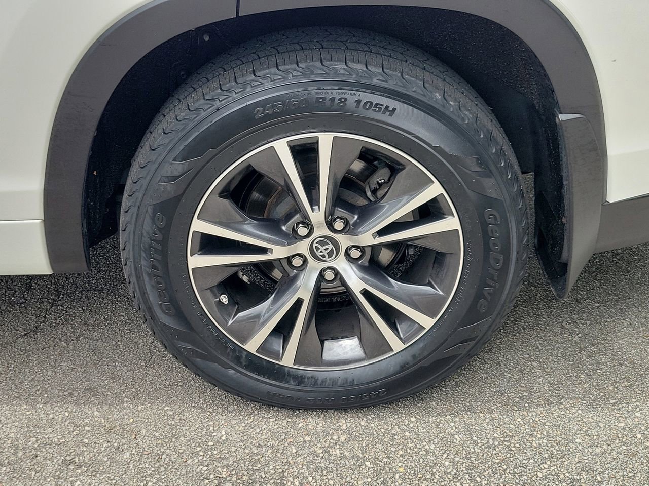 Used 2017 Toyota Highlander LE FWD image 5