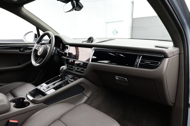 Certified 2025 Porsche Macan AWD/4WD image 19