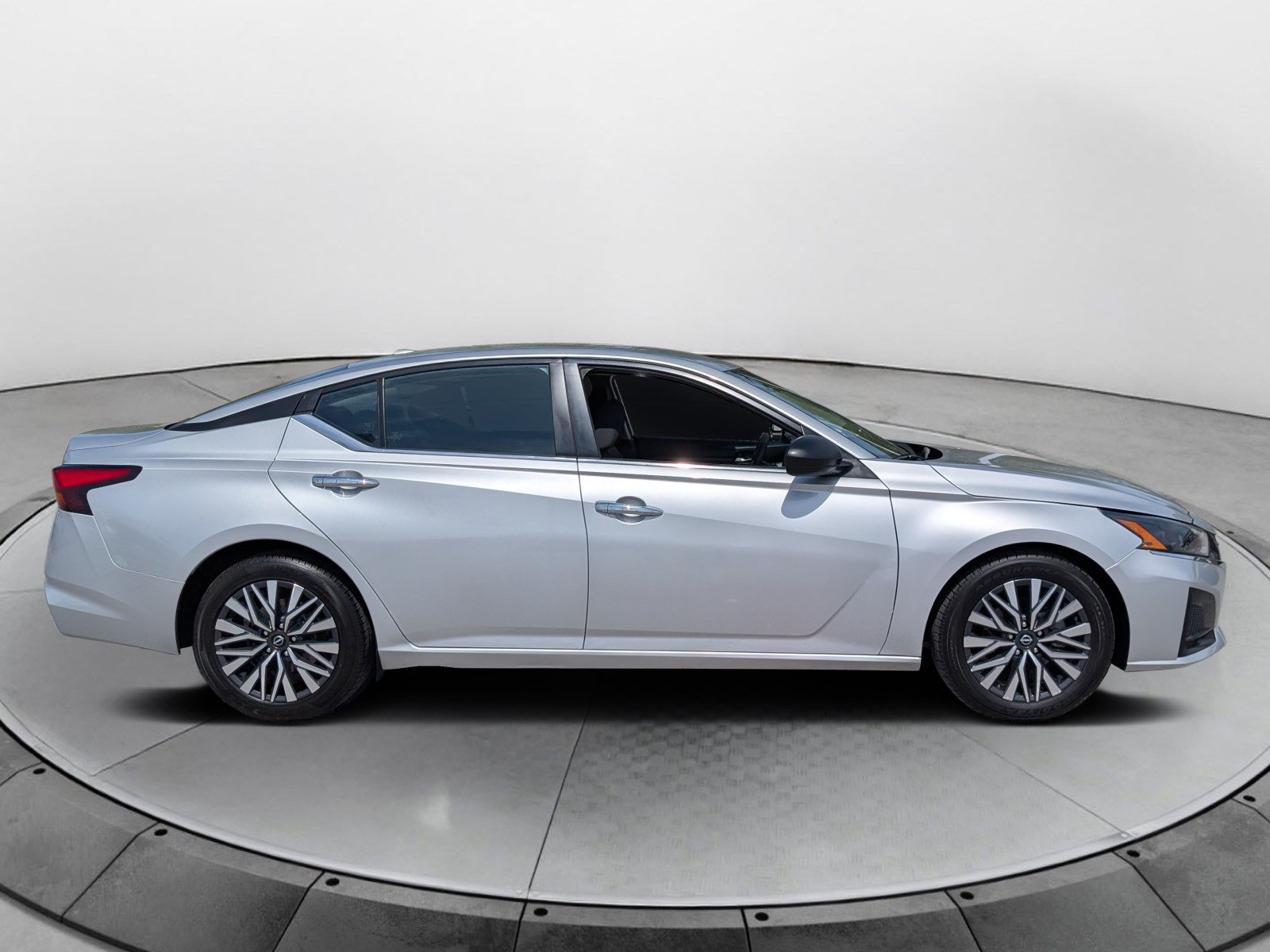 Used 2024 Nissan Altima 2.5 SV FWD image 2