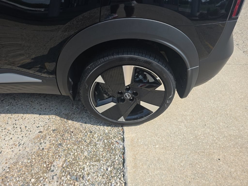 Certified 2025 Nissan Kicks SR FWD image 11