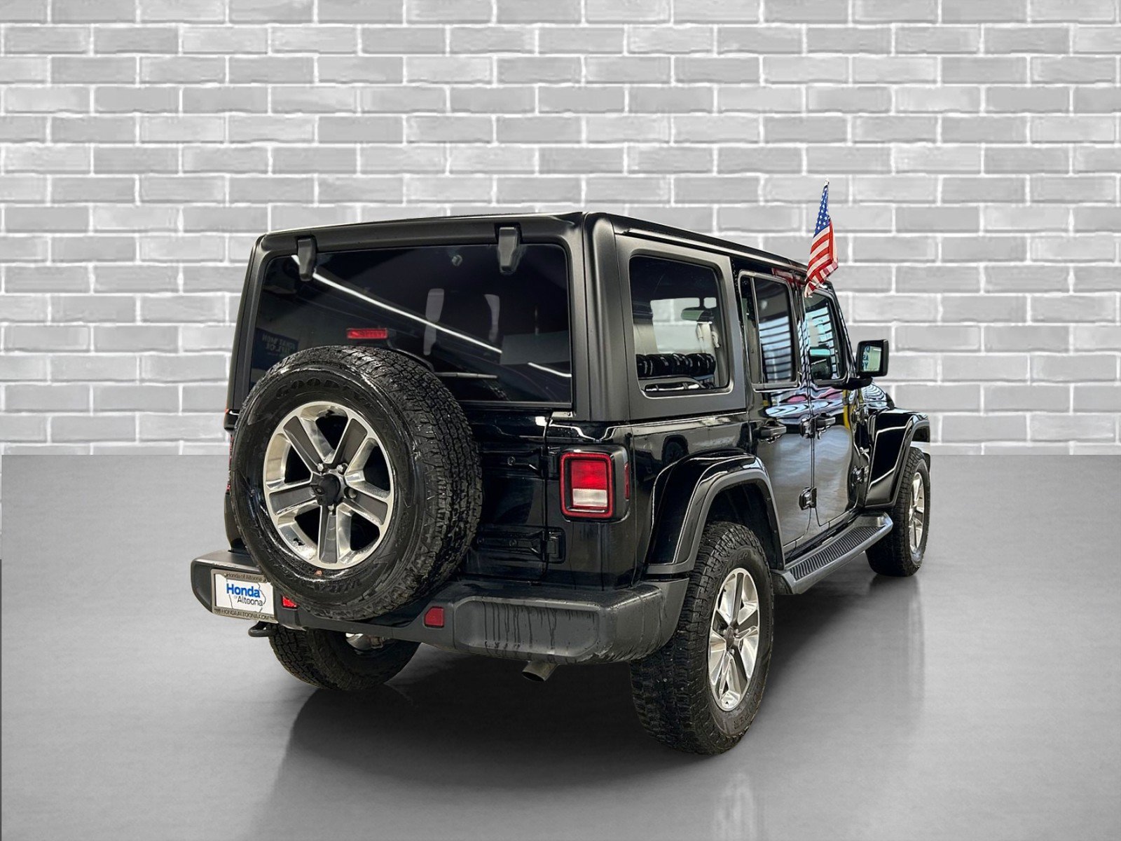Used 2018 Jeep Wrangler Unlimited Sahara AWD/4WD image 5