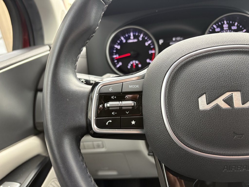 Used 2024 Kia Carnival LX FWD image 16