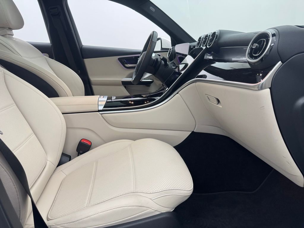 Used 2025 Mercedes-Benz GLC 300 4MATIC image 41