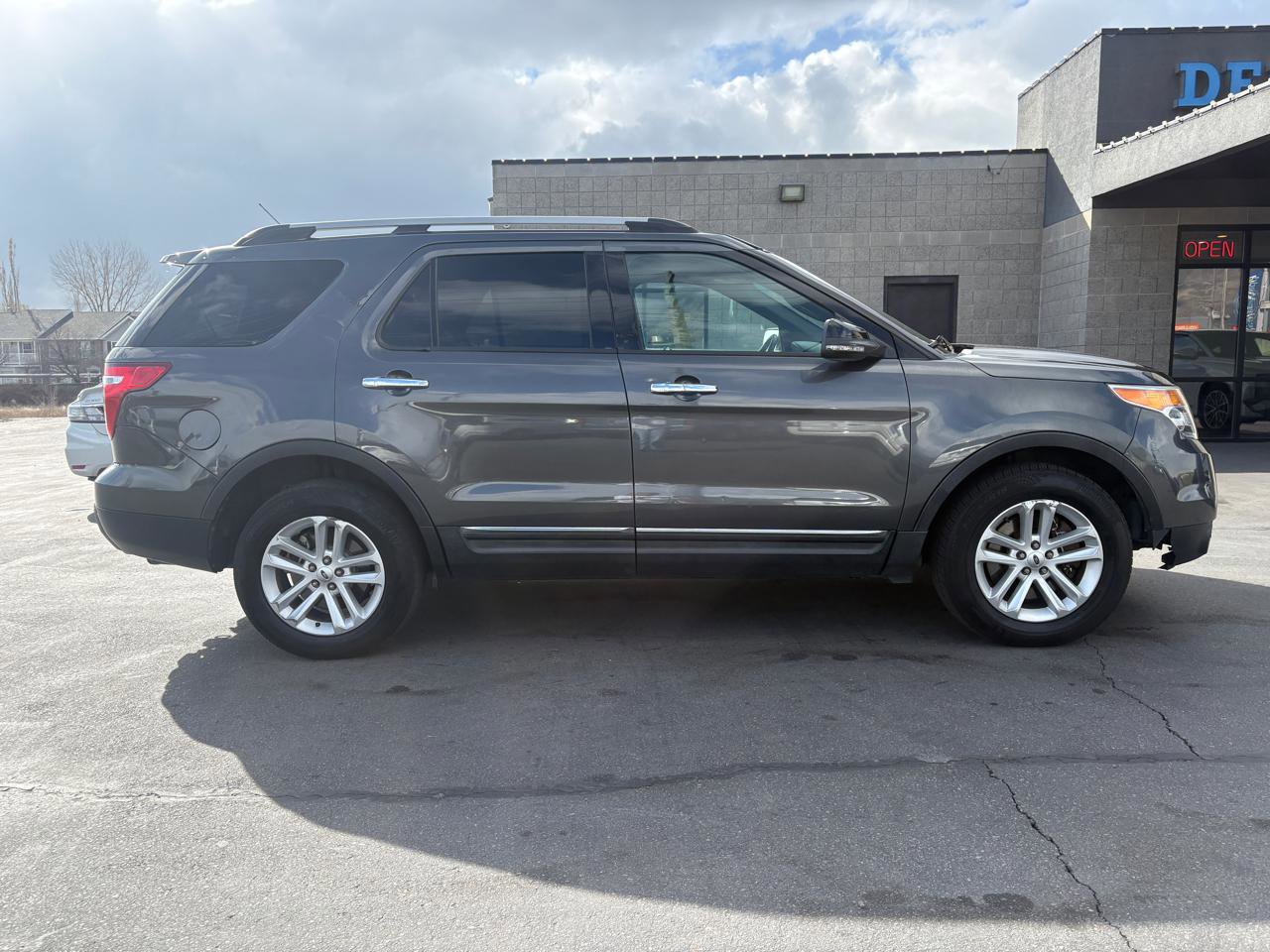 Used 2015 Ford Explorer XLT w/ Equipment Group 202B image 4