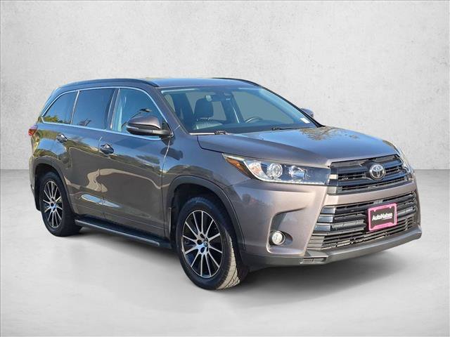 Used 2017 Toyota Highlander SE AWD/4WD image 3